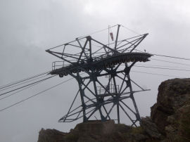 Traliccio della funivia sul crestone del Monte Tovo a fine ferrata (36139 bytes)